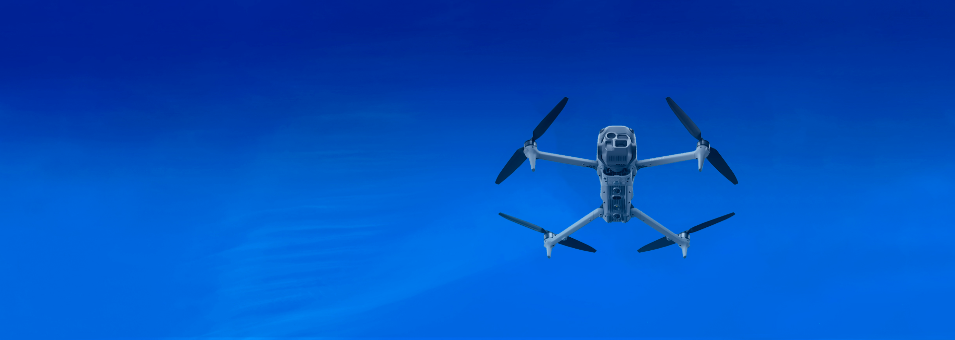 Drone profissional sobre céu azul